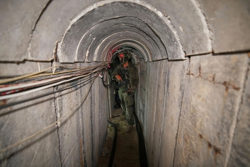 Les terroristes du Hamas ont traîné leurs otages d&#039;un tunnel à l&#039;autre.