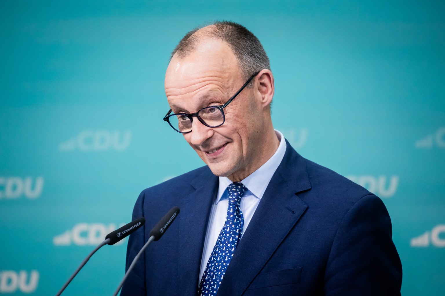 24.02.2025, Berlin: Friedrich Merz, CDU-Bundesvorsitzender und CDU/CSU-Fraktionsvorsitzender im Bundestag, spricht w�hrend einer Pressekonferenz nach der Sitzung des CDU-Vorstands. Foto: Christoph Soe ...