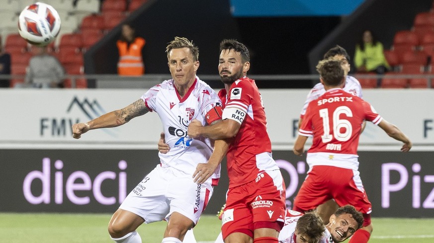 Le defenseur valaisan Reto Ziegler, gauche, lutte pour le ballon avec le defenseur du FC Thun Marco Buerki, droite, lors de la rencontre de football de Challenge League entre FC Sion et FC Thun ce lun ...