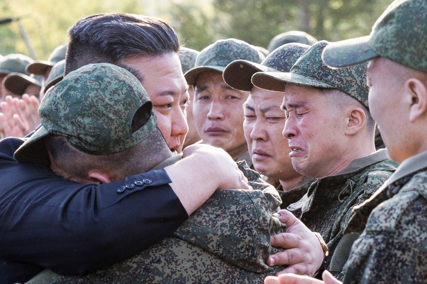 Kim Jong-un enlace un soldat lors de la cérémonie.