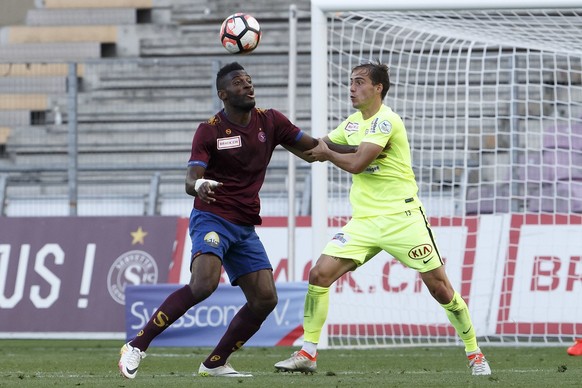 Servette&#039;s forward Jean-Pierre Nsame, left, fights for the ball with Aarau&#039;s defender Bruno Martignoni, right, during the Challenge League soccer match of Swiss Championship between Servette ...