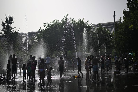 Madrid residents flock to Manzanares River as temperatures hit 40 degrees MADRID, SPAIN - JUNE 21: People cool off in the water areas of the Manzanares River at Madrid Rio Park as temperatures rise ab ...