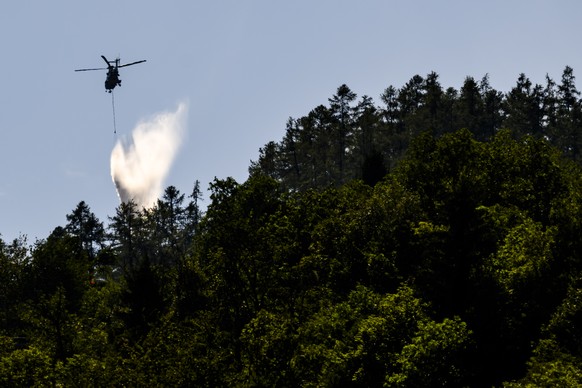 Un helicoptere Super Puma de l&#039;armee, verse de l&#039;eau pour eteindre les foyers dans la foret au-dessus des communes de Bitsch et Ried-Moerel le jeudi 20 juillet 2023 depuis Moerel Filet. Six  ...