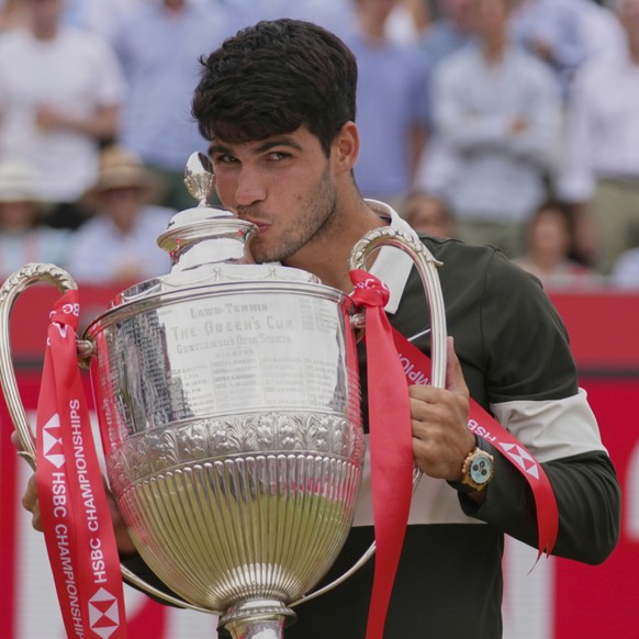 Carlos Alcaraz avec le troph閑 du Queen&#039;s