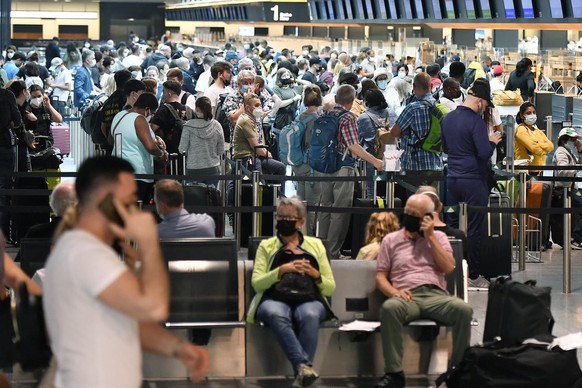 De longues files d'attente attendent les passagers de l'aéroport de Zurich avant de procéder à l'enregistrement.