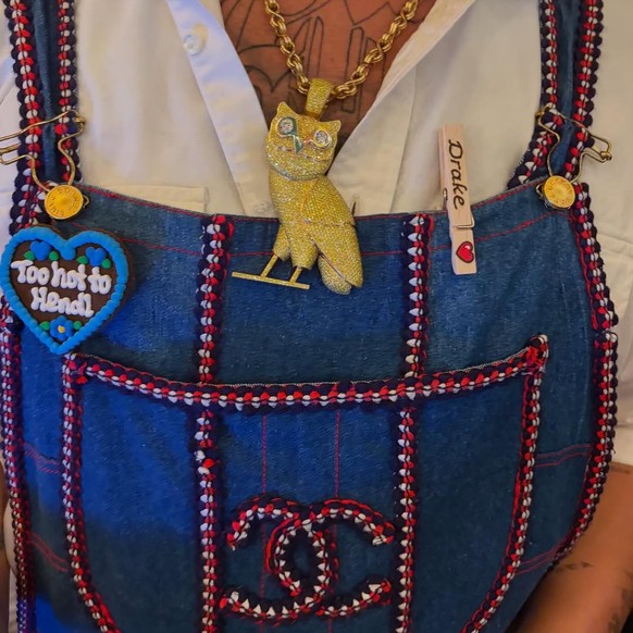 On notera le superbe jeu de mots sur «Too hot to Hendl» («Trop sexy pour être manipulé»), travesti en référence au Hendl, le poulet rôti servi durant l'Oktoberfest. Smart.