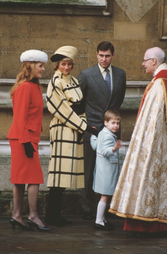 WINDSOR, ENGLAND - DECEMBER 08: Queen Elizabeth II thanks volunteers and key workers at Windsor Castle on December 08, 2020 in Windsor, England. The Queen and members of the royal family gave thanks t ...