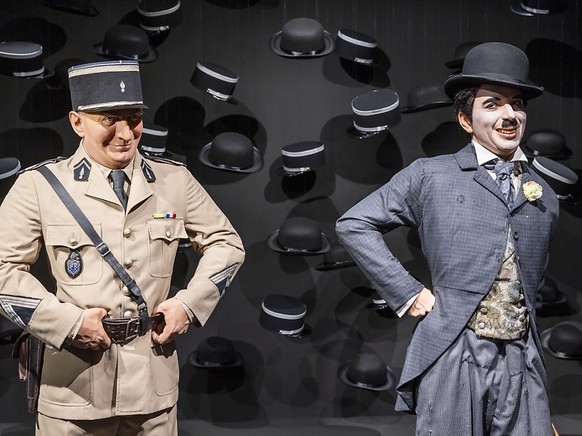 Deux statues de cire attendent les visiteurs au Chaplin&#039;s World.