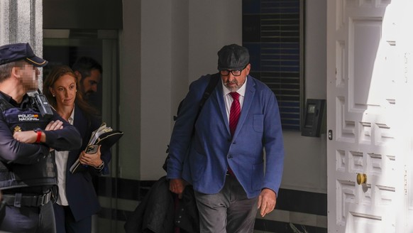 epa12457728 Koldo Garcia (R), former advisor to former Spanish Transport Minister Jose Luis Abalos, leaves the Supreme Court in Madrid, Spain, 16 October 2025, after testifying before Judge Leopoldo P ...