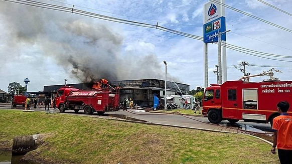 Au moins 5 morts après que l&#039;artillerie cambodgienne ait frappé une station-service thaïlandaise.