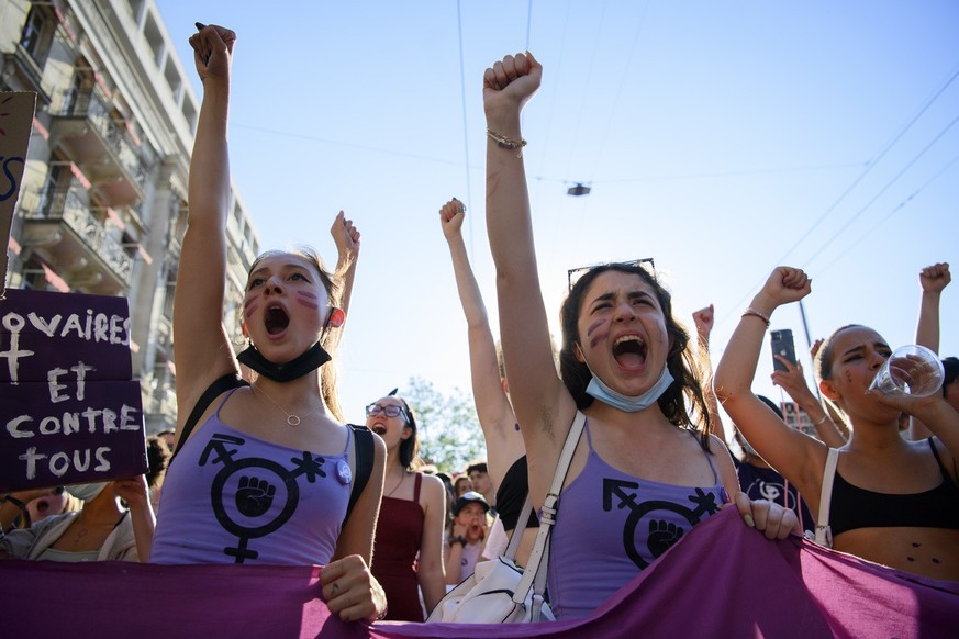 Des femmes manifestent lors d&#039;une manifestation de la greve des femmes / greve feministe, 30 ans apres la premiere greve des femmes en Suisse, ce lundi 14 juin 2021 a Lausanne.