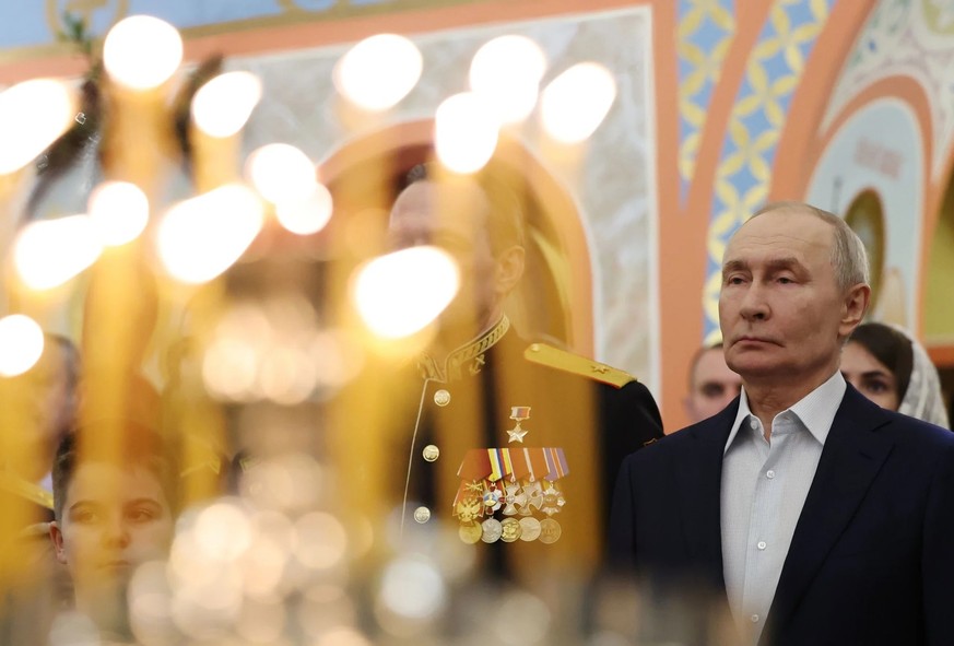 Vladimir Poutine lors de la messe orthodoxe de Noël dans une église près de Moscou.