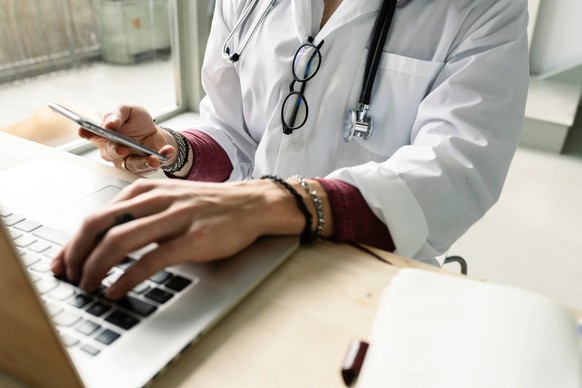 Le travail administratif est exclu de ce plafond, et les médecins doivent continuer à traiter le plus grand nombre possible de patients.