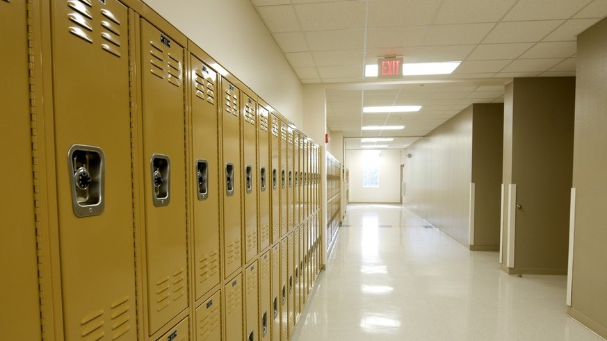 Cette école n&#039;arrive pas à éteindre ses lumières depuis août 2021.