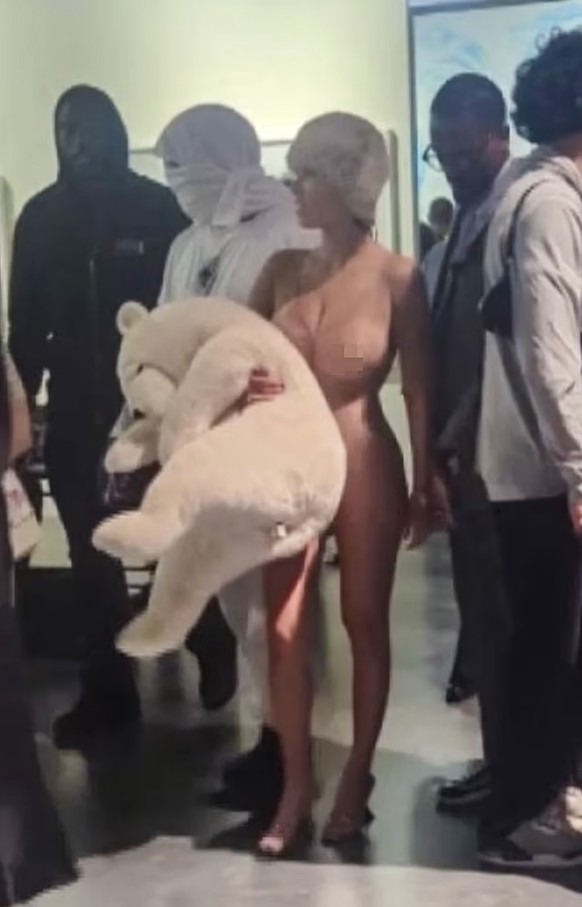 Bianca Censori en «tenue classée X qui expose ses tétons tout en portant un ours en peluche effrayant», et son mari, Kanye West, vagabondant à Miami ce dimanche.