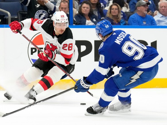 Moser (à droite) et Tampa Bay ont dominé les Devils de Timo Meier (à gauche) mardi