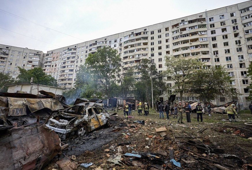 epa11340659 Ukrainische Rettungskräfte arbeiten am 14. Mai 2024 während des russischen Einmarsches in einem Wohngebiet in der ukrainischen Stadt Charkiw an der Stelle, die beschossen wurde. Nach Angab ...