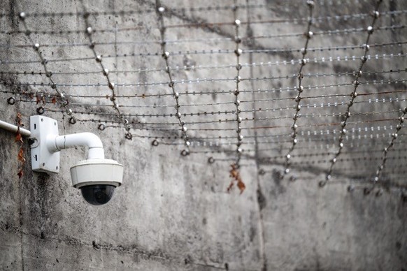 Sicht auf eine Ueberwachungskamera in einem Innenhof das Zentralgefaengnis aus dem Jahre 1893, am Montag, 8. September 2025, in Freiburg. Die Freiburger Stimmbevoelkerung stimmt am 28. September ueber ...