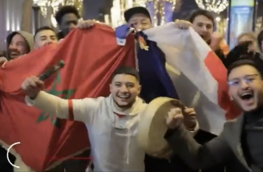 Des supporters des équipes du Maroc et de France sur les Champs-Elysées.