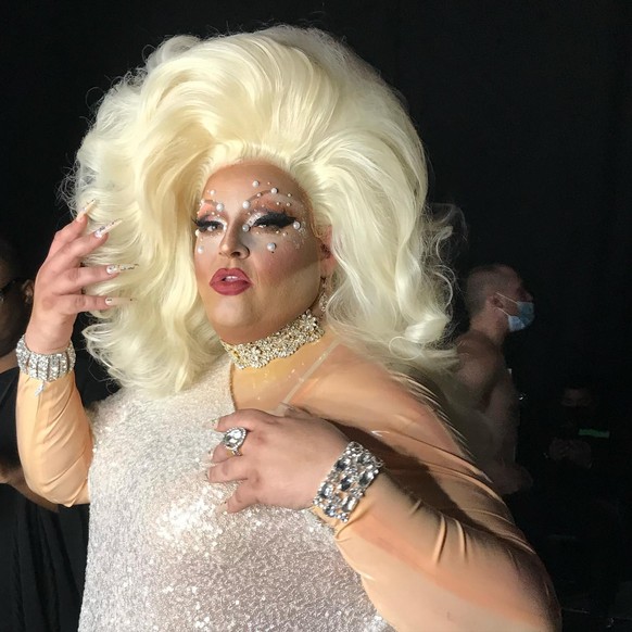 Daniel Franzese als Dragqueen Donna Bellisima bei RuPauls Drag Race

https://www.instagram.com/p/CimCqVVudOd/