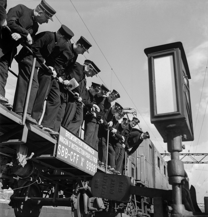 SCHWEIZ BAHNBERUF AUSBILDUNG VON KONDUKTEUREN 1945
Ausbildung von Kondukteuren der Schweizerischen Bundesbahnen (SBB), aufgenommen nach Kriegsende im Mai 1945. (KEYSTONE/PHOTOPRESS-ARCHIV/Probst)