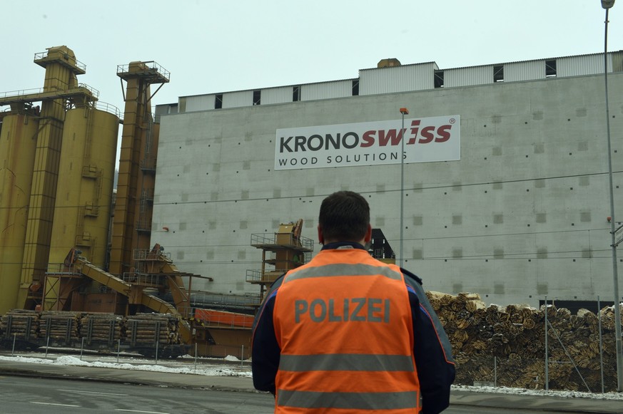 Polizeikraefte sind vor Ort, am Mittwoch, 27. Februar 2013, in Menznau. Bei einer Schiesserei in einem Schweizer Unternehmen sind nach Polizeiangaben mehrere Menschen getoetet worden. Mehrere Menschen ...