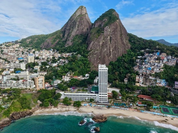 La favela de Vidigal, à gauche, au pied de la montagne Morro Dois Irmãos. Sur la plage de Vidigal se trouve le complexe hôtelier Sheraton, avec son gratte-ciel.