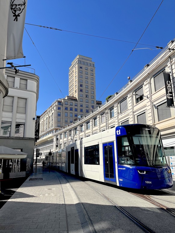 Le tram lausannois près de l'arrêt du Flon, sous la tour Bel-Air.