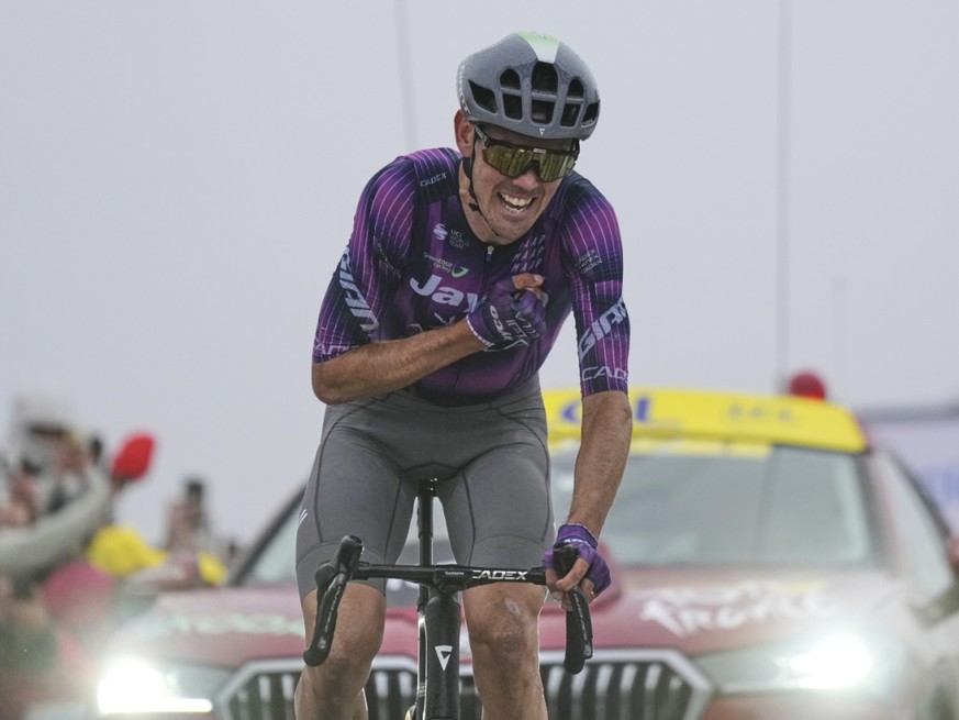 Ben O&#039;Connor s&#039;impose dans la grisaille au sommet du col de la Loze