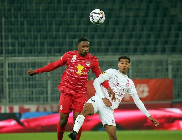 ABD0132_20210922 - SALZBURG - ÖSTERREICH: Bryan Ikemefuna Okoh (FC Red Bull Salzburg/li) gegen Jason Appiah (SC Kalsdorf/re) am Mittwoch, 22. September 2021, anl. der ÖFB-Cup-Begegnung zwischen Red Bu ...