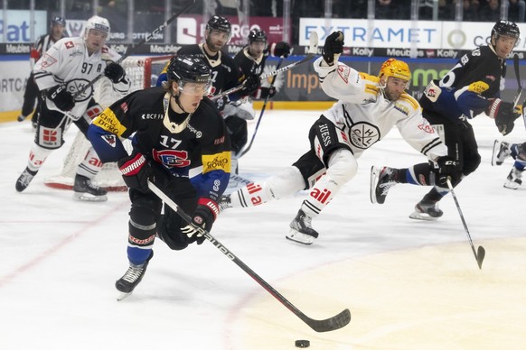 Gotterons Janne Kuokkanen, links, und Der Luganer PostFinance Top Scorer Brett Connolly, rechts, kaempfen um den Puck, beim Eishockey Meisterschaftsspiel der National League A zwischen den HC Fribourg ...