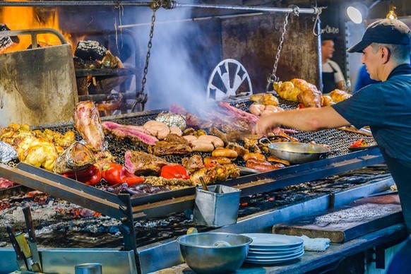 Un asador en train de dorer des trucs.