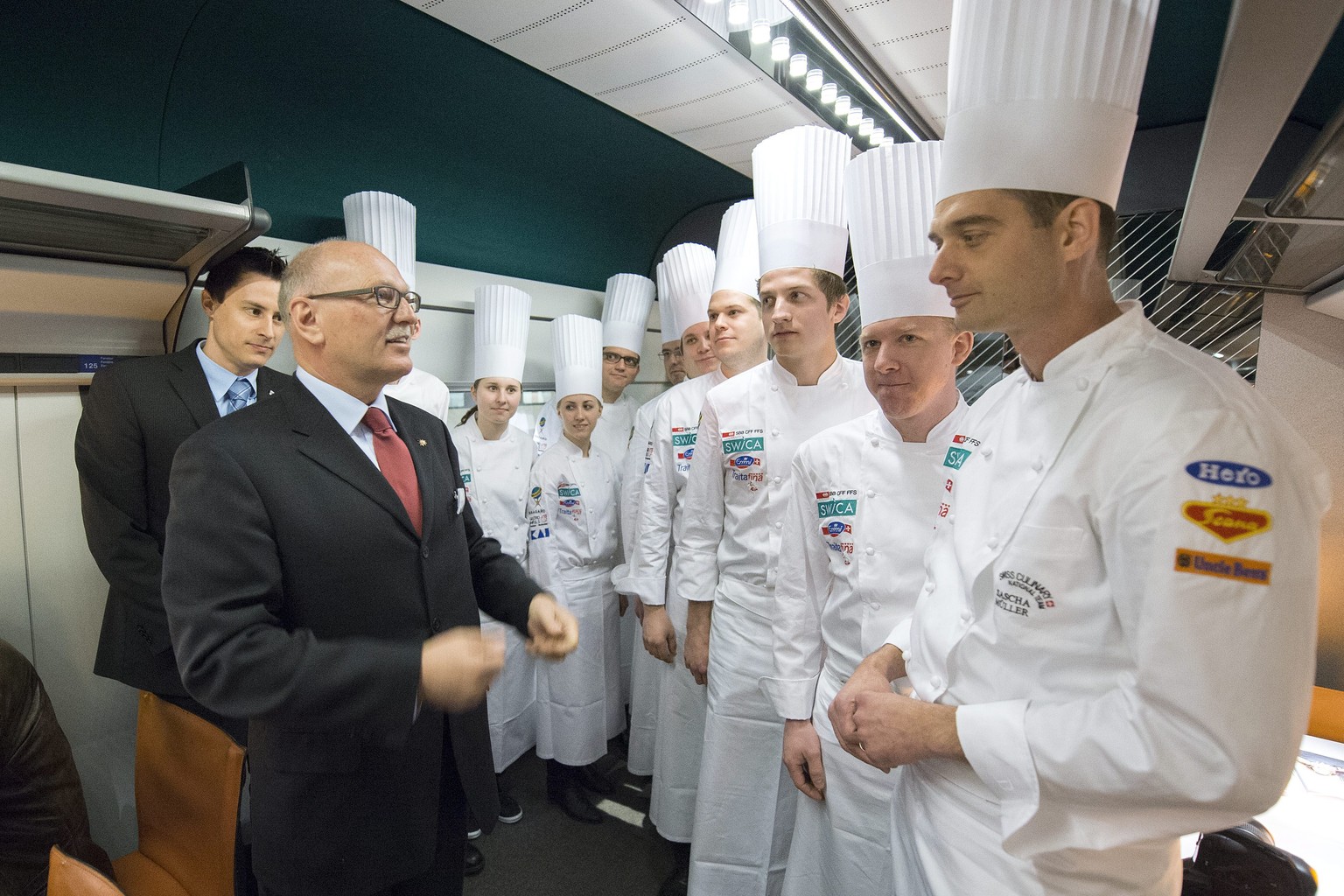 ARCHIVBILD ZUM URTEILSSPRUCH IM ELVETINO-GERICHTSFALL --- Wolfgang Winter, CEO elvetino AG, begruesst die Koch-Nationalmannschaft, die ab Juli fuer neue Kreationen in den Restaurants und Bistros zusta ...