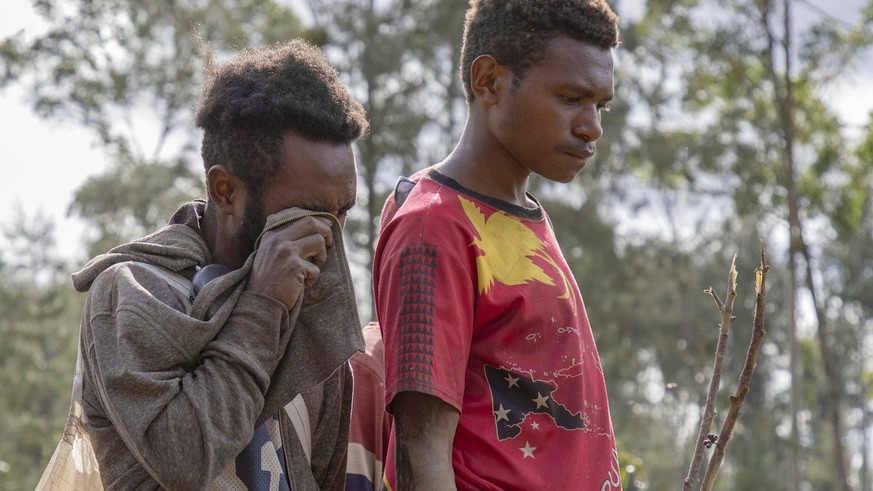 Des villageois recherchent des disparus dans un glissement de terrain dans le village de Yambali, dans les Hautes Terres de Papouasie-Nouvelle-Guinée, le lundi 27 mai 2024.