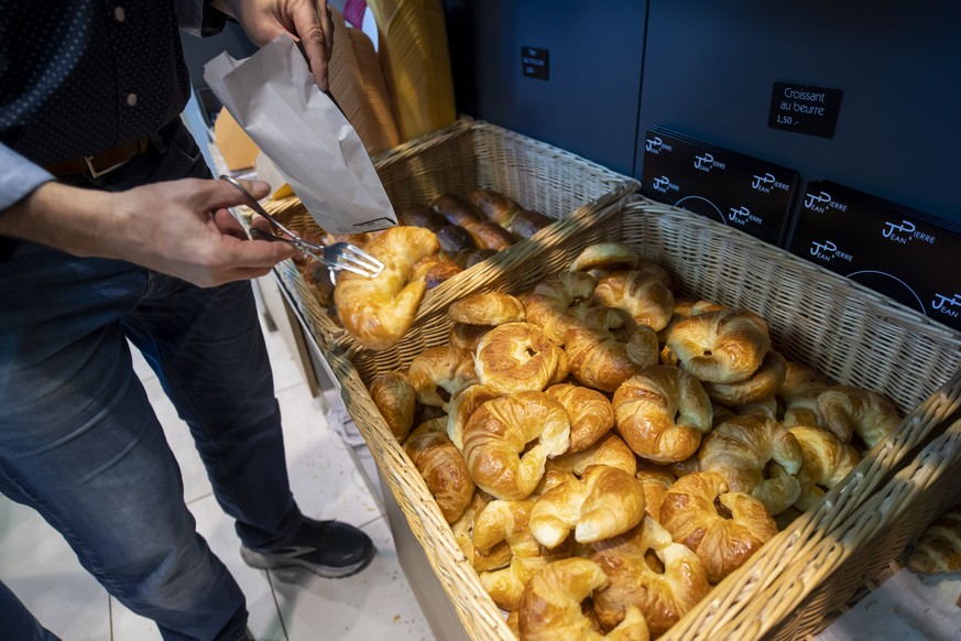 Des croissants au beurres sont photographies a la boulangerie des Bains, ce jeudi 6 janvier 2022 a Geneve. (KEYSTONE/Martial Trezzini)