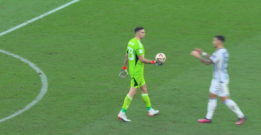 Emiliano Martinez profite de garder le ballon pour le donner à son coéquipier.