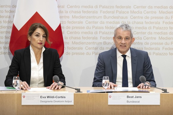 Bundesrat Beat Jans, rechts, stellt Eva Wildi-Cortes als designierte Fedpol Direktorin vor, am Mittwoch, 20. November 2024, in Bern. Wildi-Cortes war bisherige Stellvertreterin von Nicoletta della Val ...