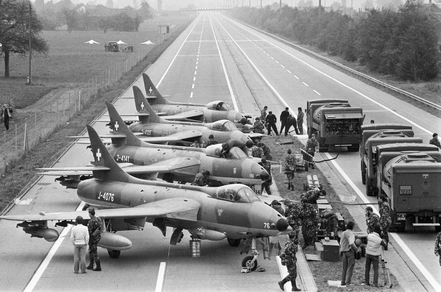 Vier Hawker Hunter 58A der Schweizer Luftwaffe werden am 15. Oktober 1985 an der Uebung &amp;quot;U TAUTO&amp;quot; auf der Autobahn A3 bei Flums, Schweiz, aufgetankt, bevor sie wieder losfliegen. (KE ...