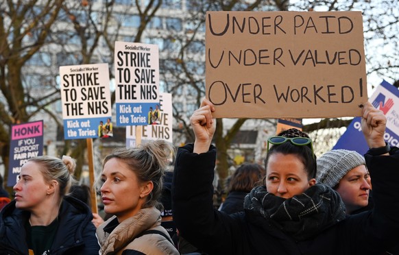 epa10367199 NHS nurses rally outside St.Thomas&#039; Hospital in London, Britain, 15 December 2022. NHS nurses in Britain have gone on strike making it the largest strike in NHS history. Tens of thous ...