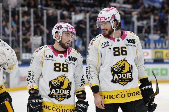 Ajoies Eric Gelinas, rechts, und Teamkollege Daniel Audette nach dem Eishockey Meisterschaftsspiel der National League zwischen dem HC Fribourg Gotteron und HC Ajoie, am Freitag, 17. November 2023 in  ...