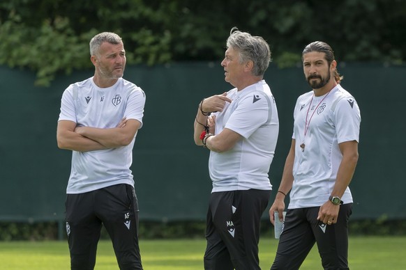 Basels neuer Cheftrainer Alex Frei mit seinen Assistenztrainern Martin Andermatt und Davide Calla, von links, beim Trainingsauftakt fuer die neue Saison mit der ersten Mannschaft des FC Basel 1893 in  ...