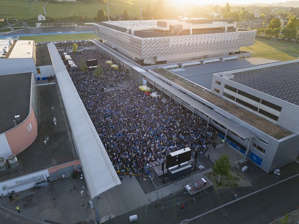 Les supporters fribourgeois encouragent leur equipe lors de la diffusion du septieme match de la finale des play-off du championnat suisse de hockey sur glace de National League entre le HC Davos (HCD ...