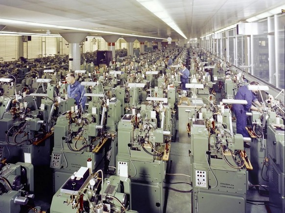 Vue des ateliers d’usine de ETA, vers 1960.
https://memobase.ch/de/object/zbs-001-3_31_7_5