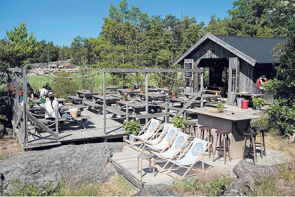 Le restaurant Båtshaket sur l'île d'Ålö, au bord de l'eau.