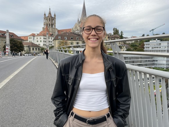 Gabriela, la Lausannoise qui a impressionné M. Pokora dans The Voice Kids 2025 pose devant la cathédrale de Lausanne