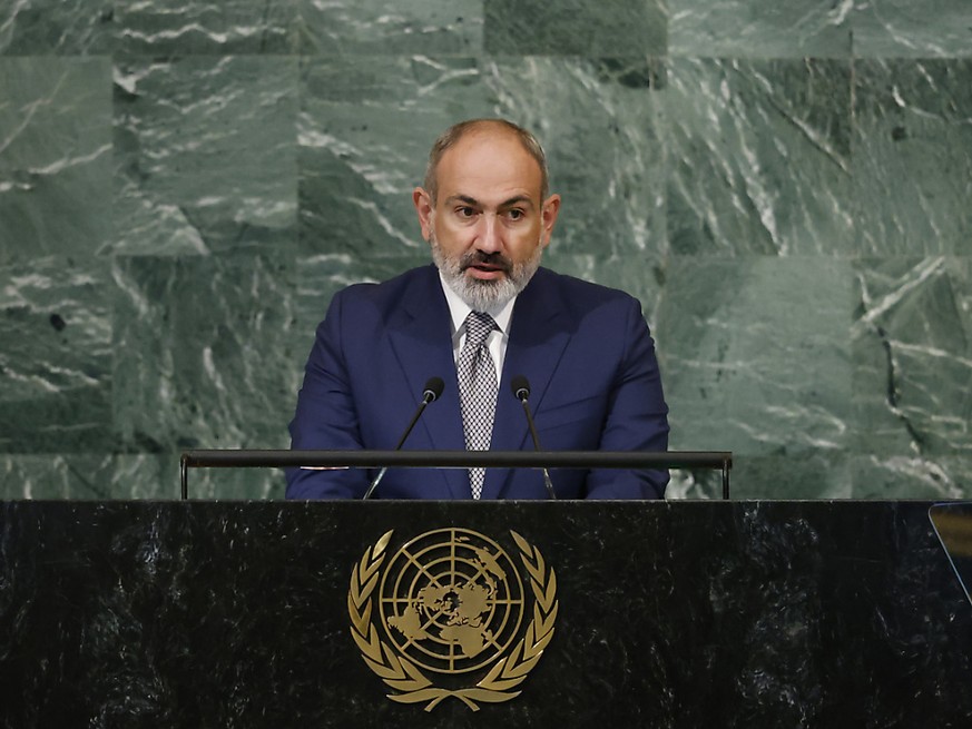 Le ministre azerbaïdjanais des affaires étrangères est resté impassible pendant le discours du premier ministre arménien Nikol Pashinyan (cliché).