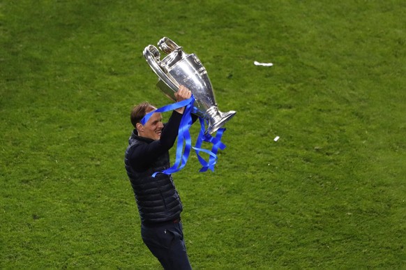 Chelsea&#039;s head coach Thomas Tuchel celebrates with the trophy after winning the Champions League final soccer match against Manchester City at the Dragao Stadium in Porto, Portugal, Saturday, May ...