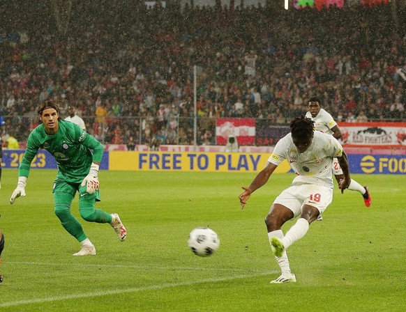 ABD0125_20230809 - SALZBURG - ÖSTERREICH: Karim Konate (FC Red Bull Salzburg/re) erzielt den Treffer zum 1:0 gegen Torwart Yann Sommer (FC Inter Mailand/li) am Mittwoch, 09. August 2023, im Rahmen ein ...