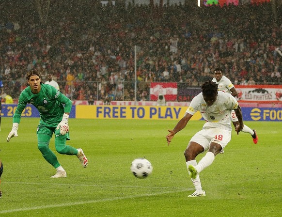 ABD0125_20230809 - SALISBURGO - AUSTRIA: Karim Konate (FC Red Bull Salisburgo/re) ha segnato il gol dell'1-0 contro il portiere Yann Sommer (FC Inter Milan/li) mercoledì 9 agosto 2023, nell'ambito di una partita.. .