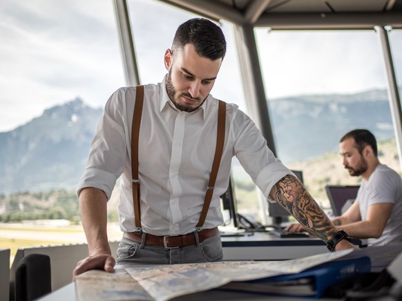 Lionel Rey, controleur aerien travaille dans la tour de controle de l?aeroport de Sion ce mardi 14 juin 2022. Skyguide fete cette annee 100 ans de service de navigation aerienne en Suisse. L&#039;entr ...